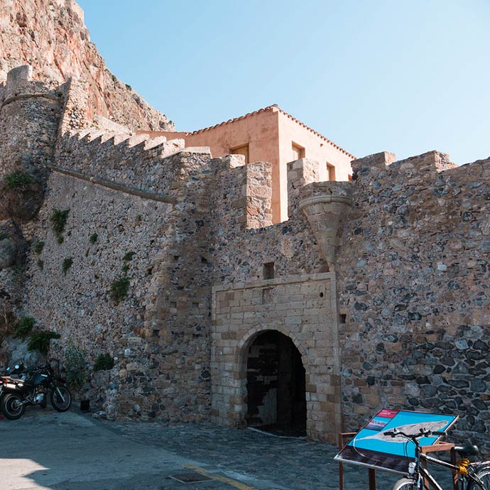 Είσοδος στον βράχο της Μονεμβασιάς